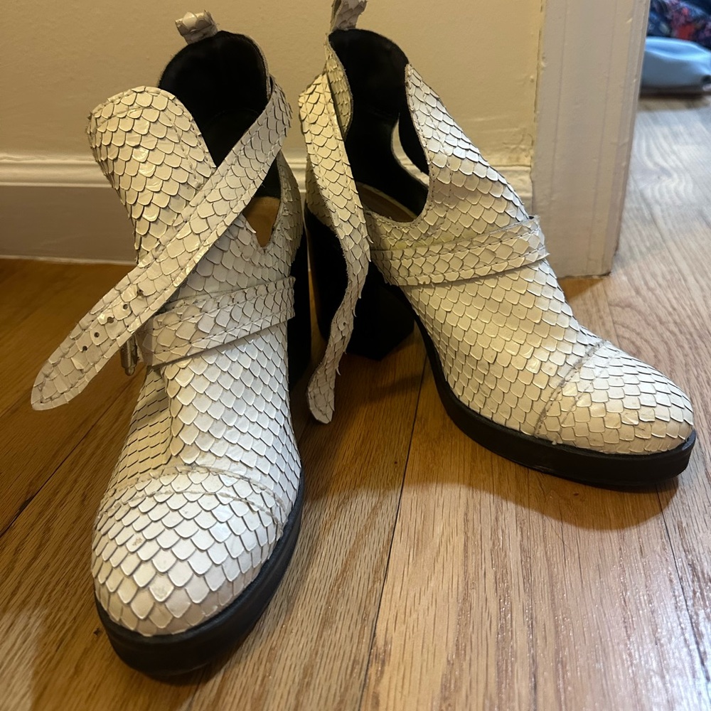 Super cool leather boots from Schutz